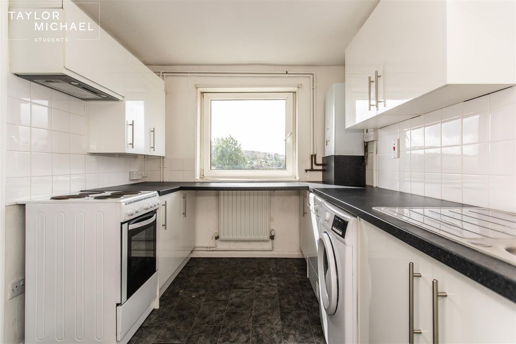 Property photo 1 of 17 Kitchen