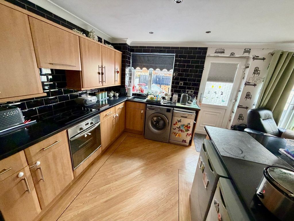 Property photo 3 of 13 Kitchen