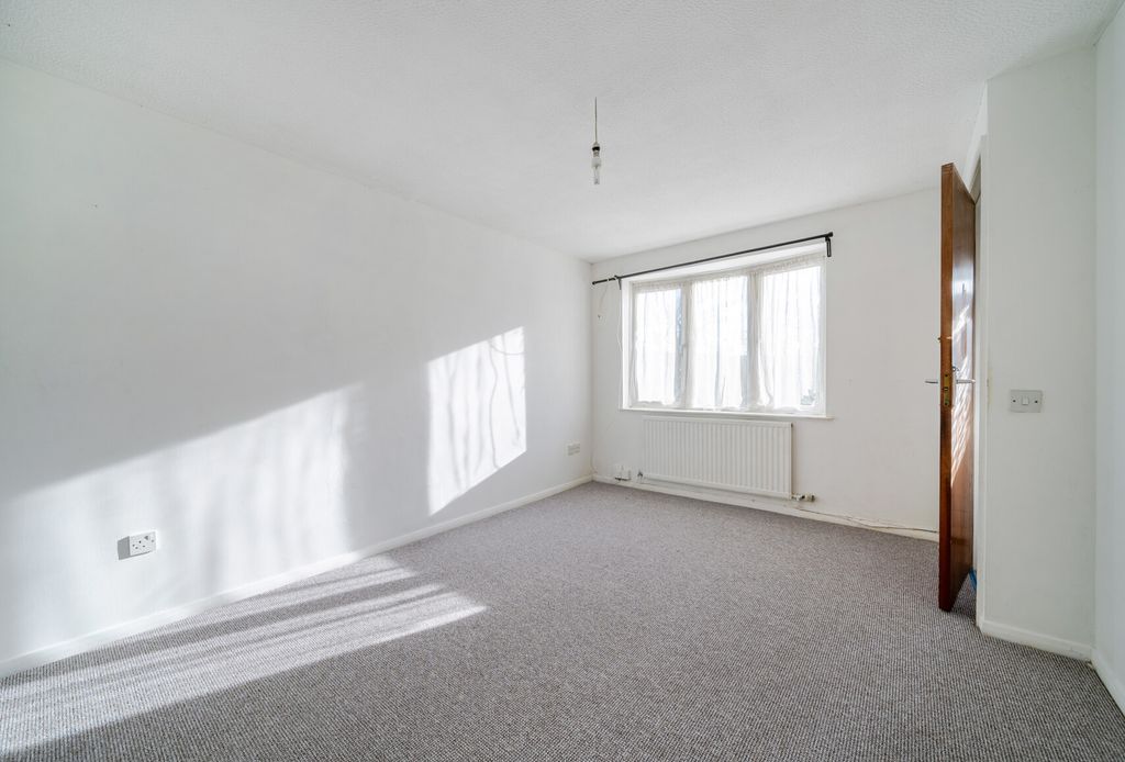 Property photo 2 of 12 1384928-10-6926F3...