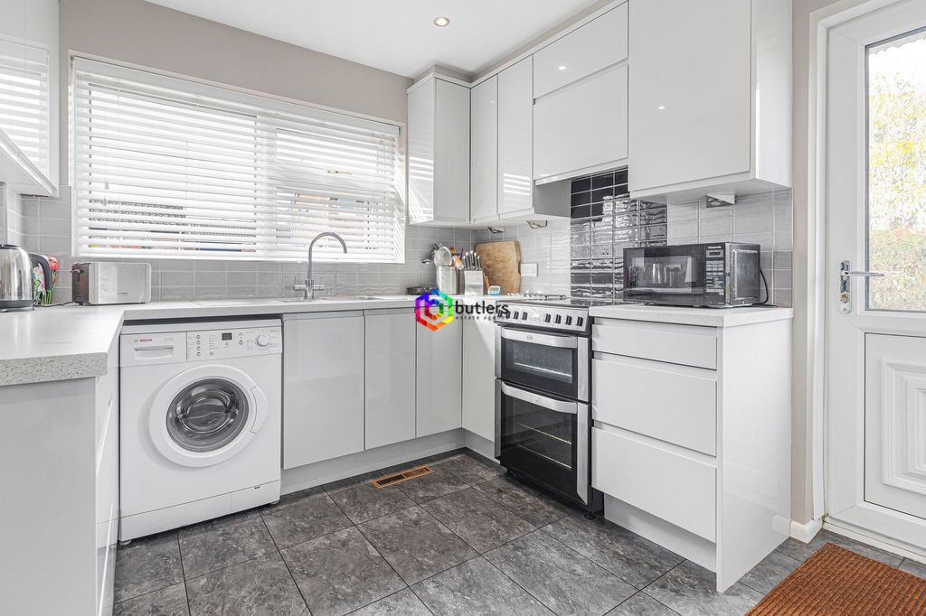 Property photo 3 of 23 Lounge