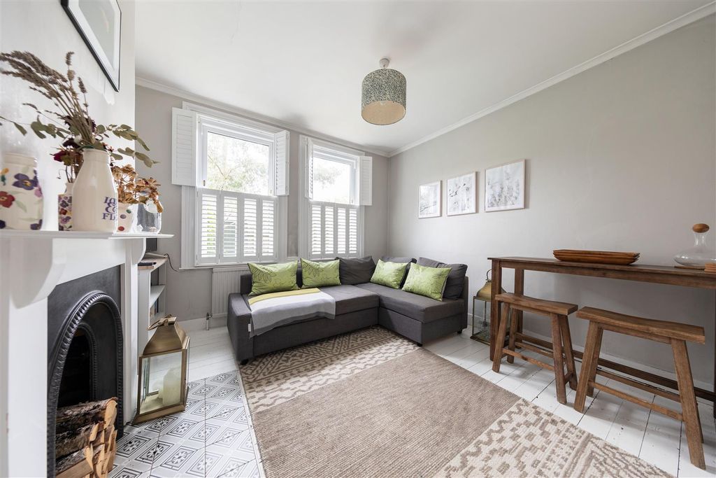 Property photo 2 of 19 Brettenham Road, E17