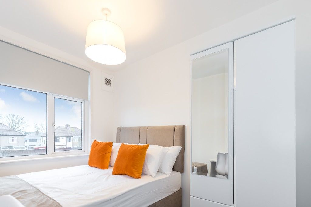 Property photo 3 of 10 Bright And Modern Double Bedroom Featuring A Comfo...