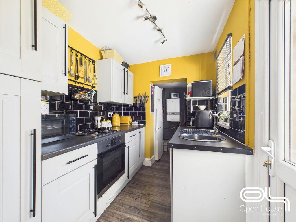 Property photo 3 of 15 Kitchen