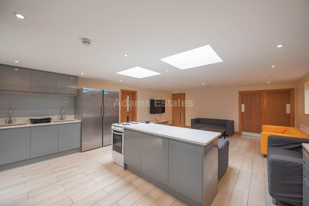 Property photo 3 of 31