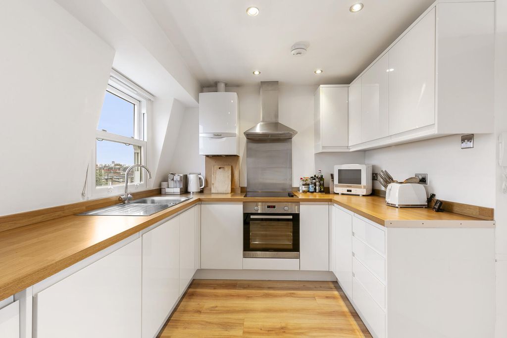 Property photo 2 of 7 Kitchen