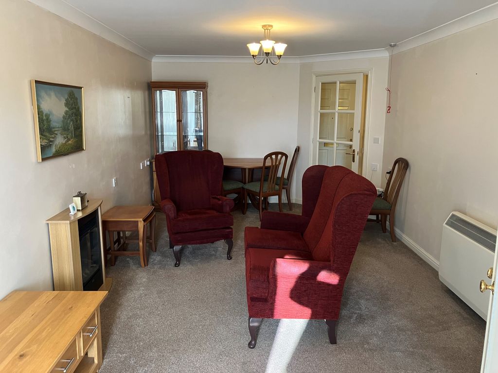 Property photo 3 of 8 Lounge