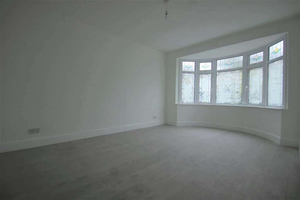 Property photo 3 of 15 Lounge 2.Jpg