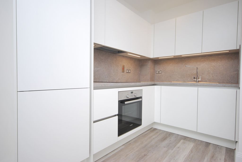 Property photo 2 of 6 Fitted Kitchen