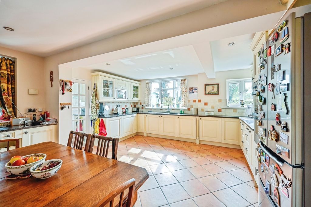 Property photo 3 of 27 Dining Kitchen