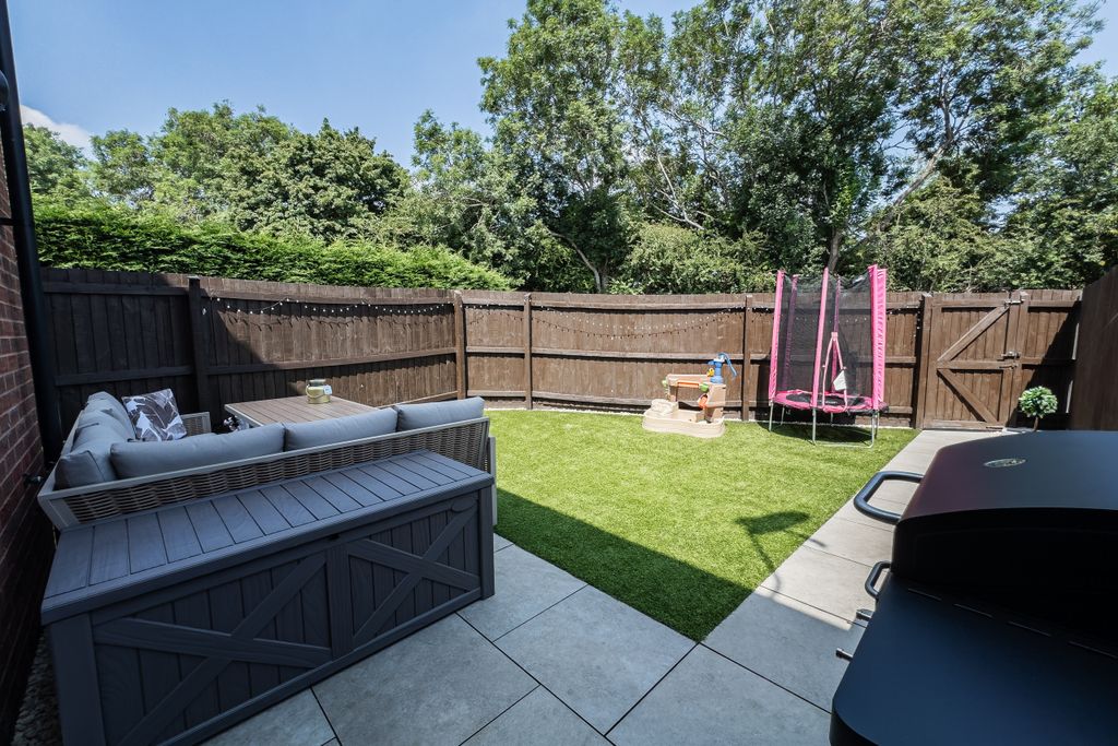 Property photo 2 of 16 Garden 2
