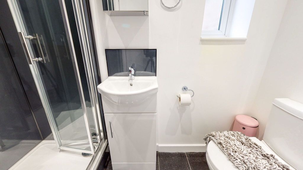 Property photo 3 of 10 Bathroom