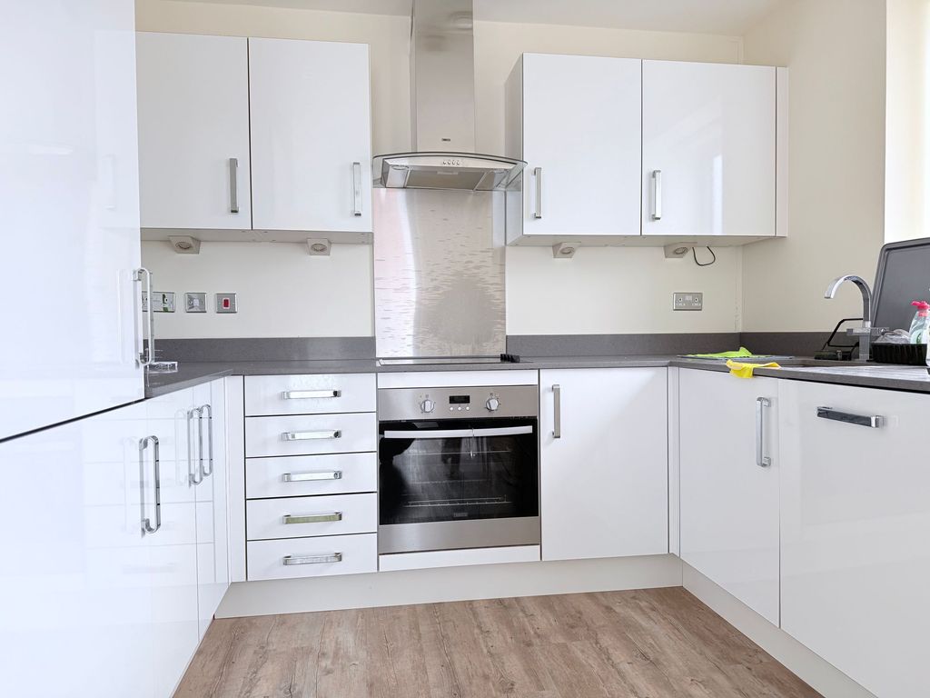 Property photo 3 of 11 Kitchen
