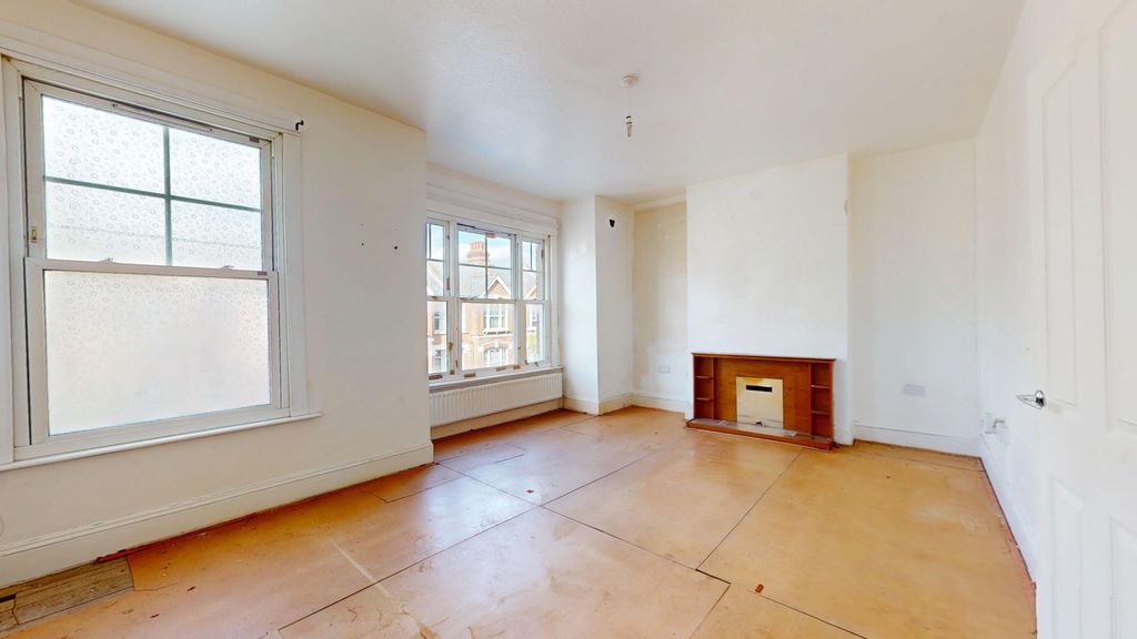 Property photo 3 of 14 Flat A, 51 Midmoor Road, Balham, London, Sw12 0Es