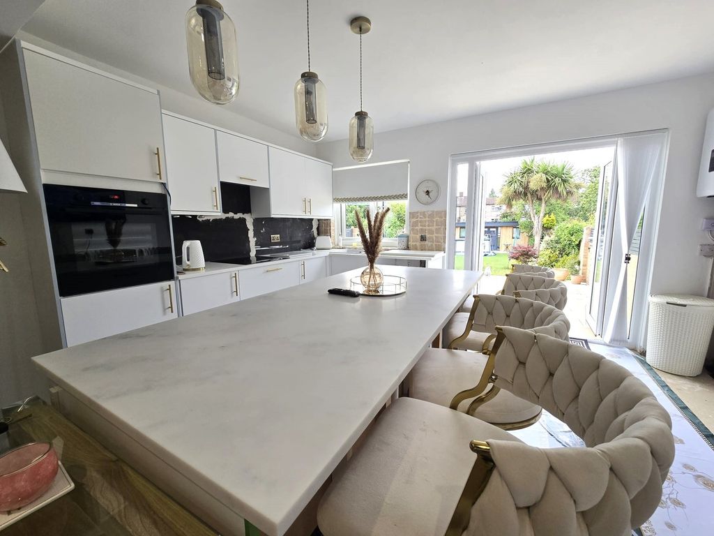 Property photo 3 of 10 Breakfast Bar