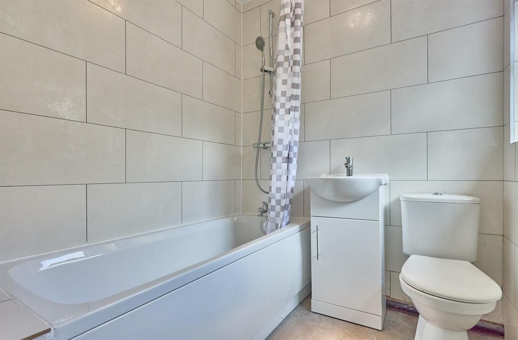 Property photo 3 of 9 Bathroom