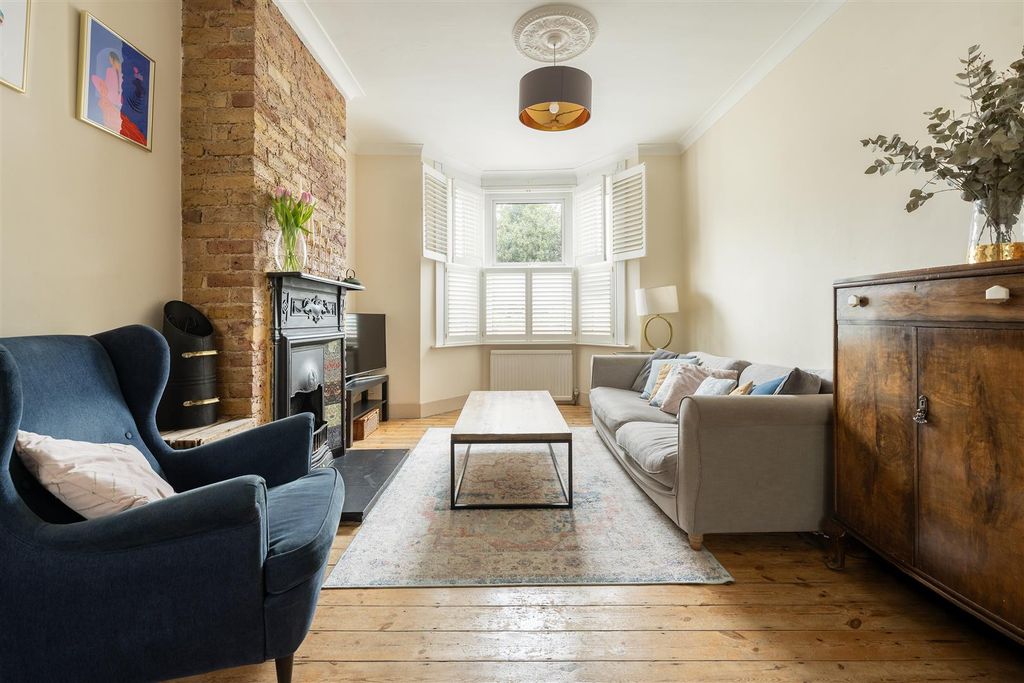 Property photo 2 of 32 Ritchings Avenue, E17