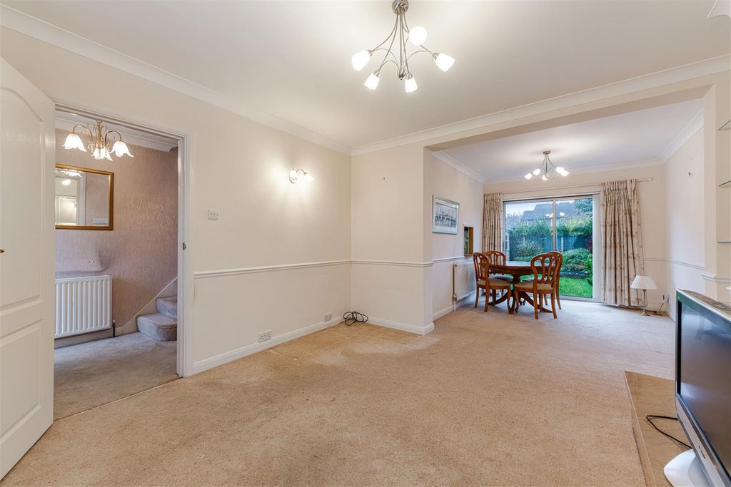 Property photo 3 of 27 14 Lynton Close, Isleworth Tw7 7Et-17.Jpg