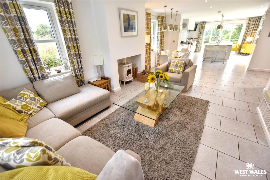 Property photo 2 of 33 12 (4).Jpg