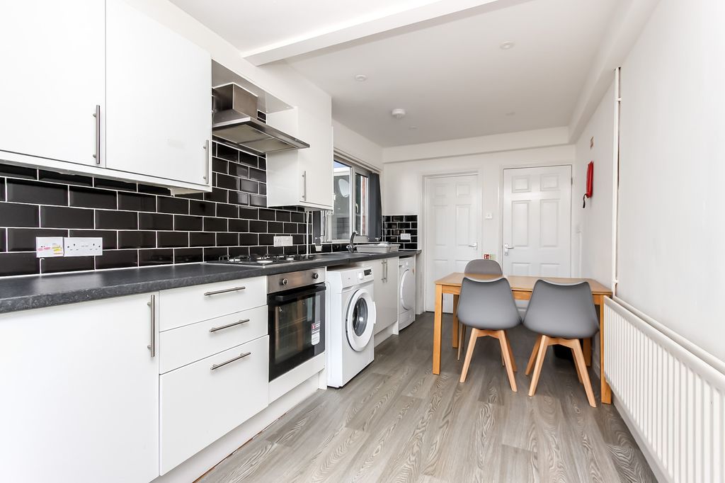 Property photo 3 of 10 Kitchen/Breakfast Room