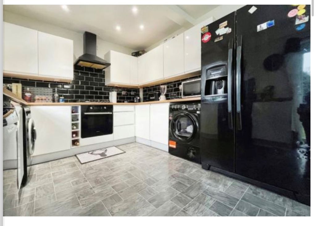 Property photo 3 of 7 Kitchen
