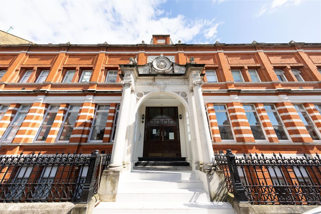 Property photo 1 of 23 Adelaide Road, E10