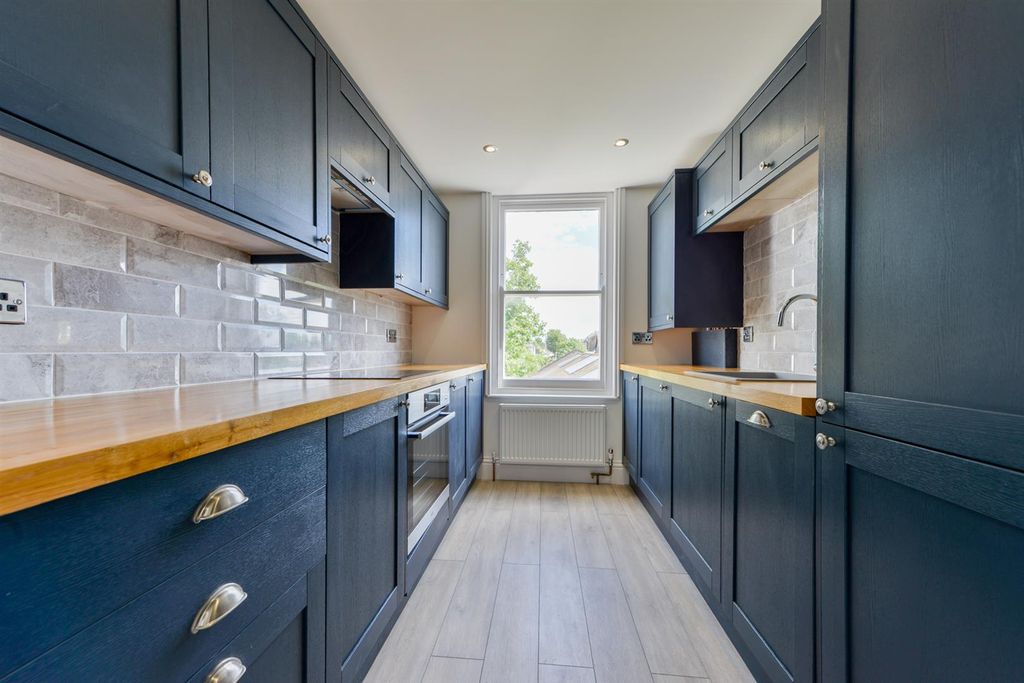 Property photo 2 of 18 Flat 4, 12 Marine Gardens10.Jpg