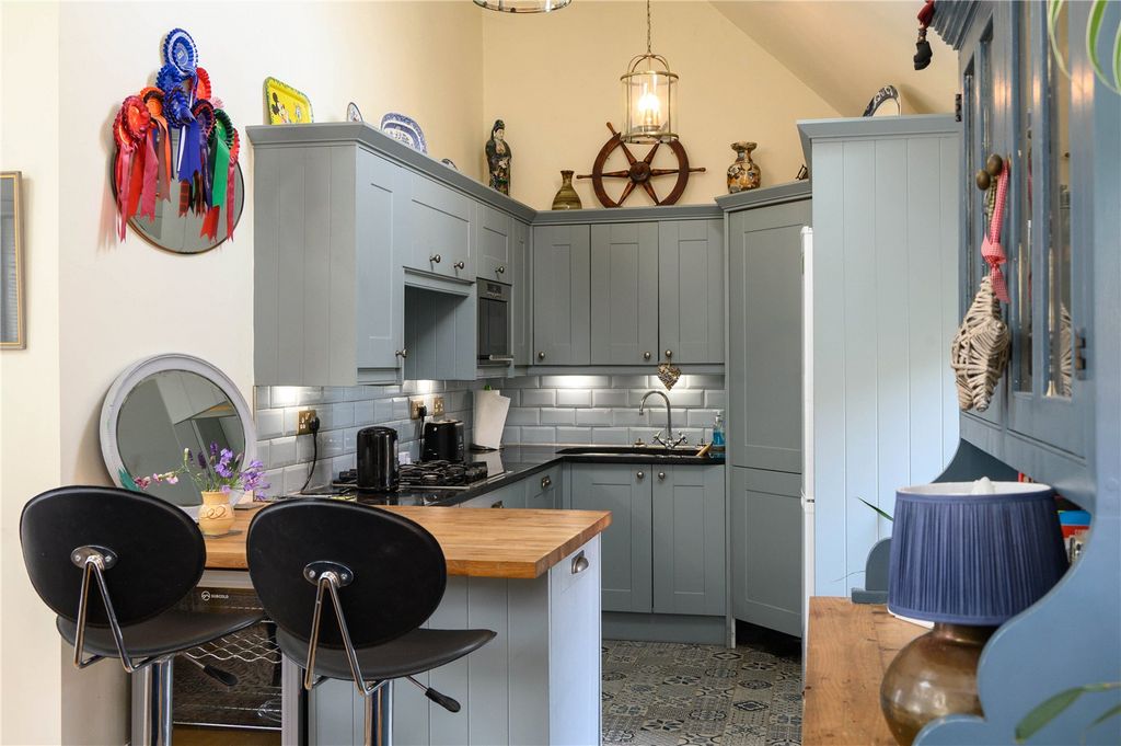 Property photo 3 of 19 Kitchen