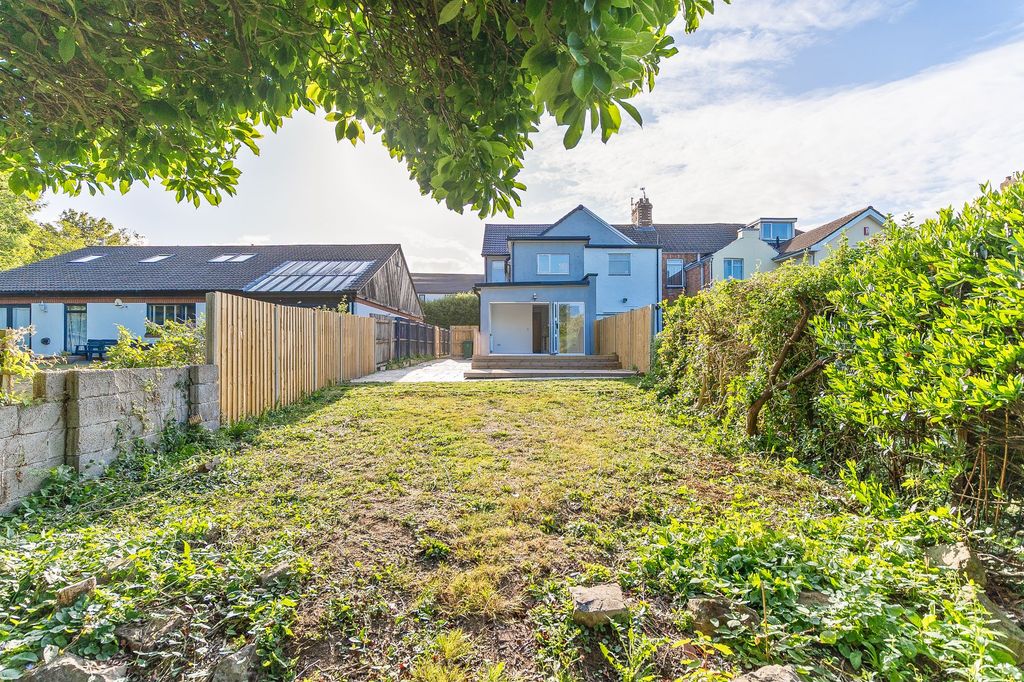 Property photo 2 of 27