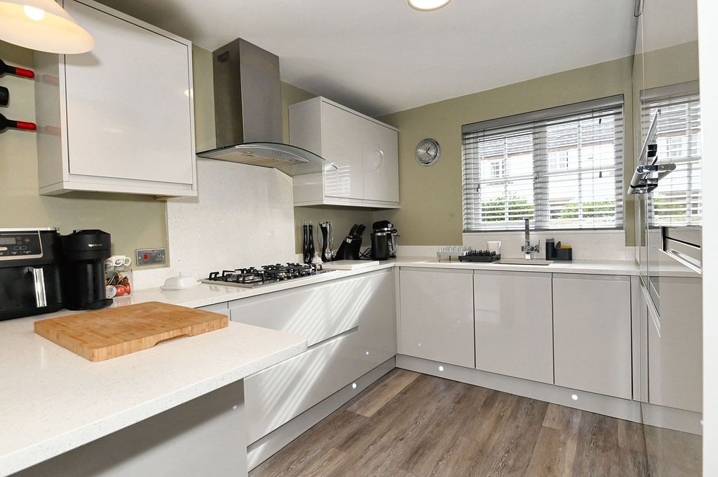 Property photo 1 of 31