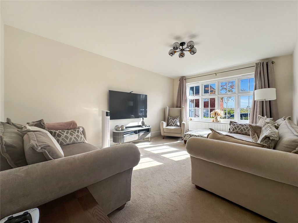 Property photo 3 of 29 Lounge