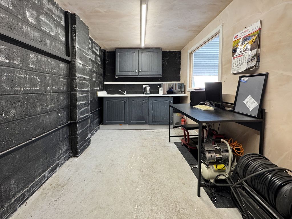 Property photo 3 of 11