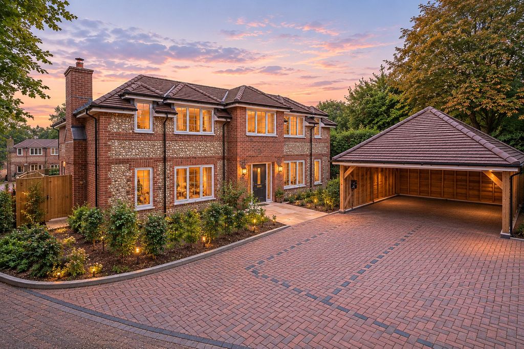 Property photo 1 of 11 Dusk