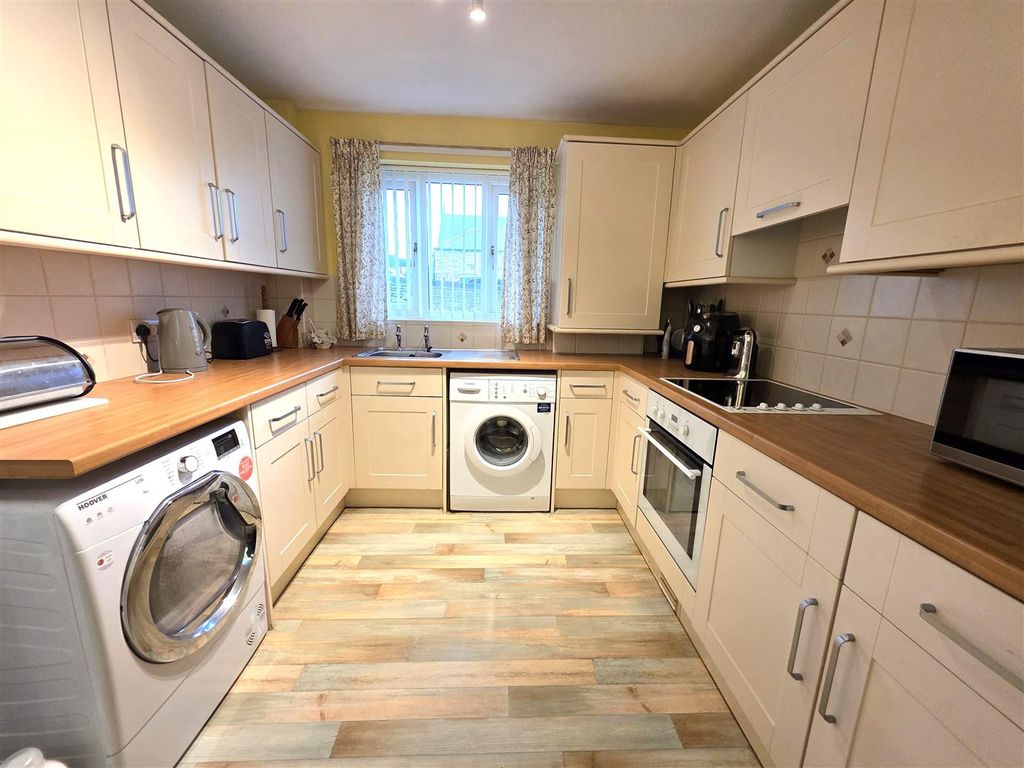 Property photo 2 of 11 Dining Kitchen