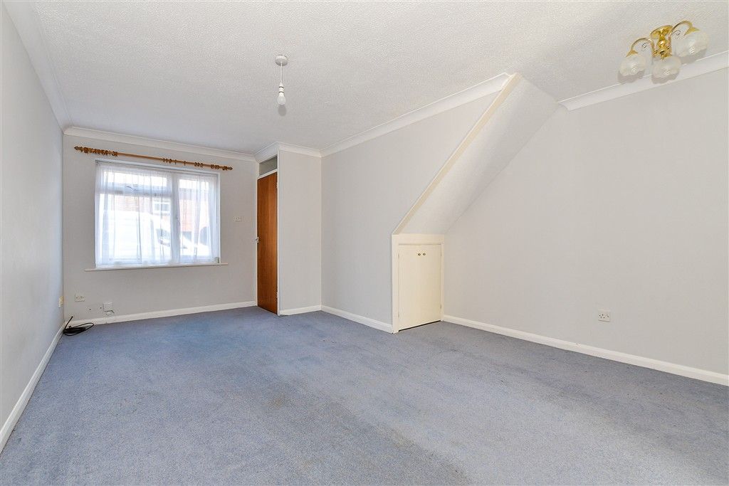 Property photo 3 of 8 Lounge