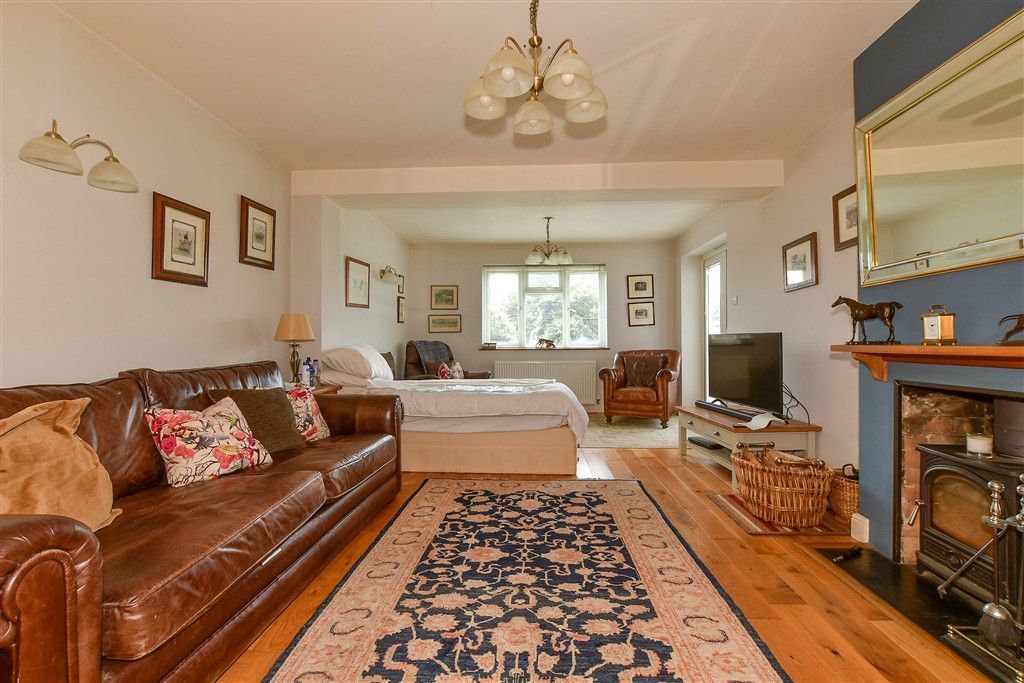 Property photo 3 of 11 Lounge