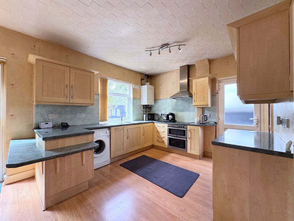 Property photo 3 of 19 Kitchen