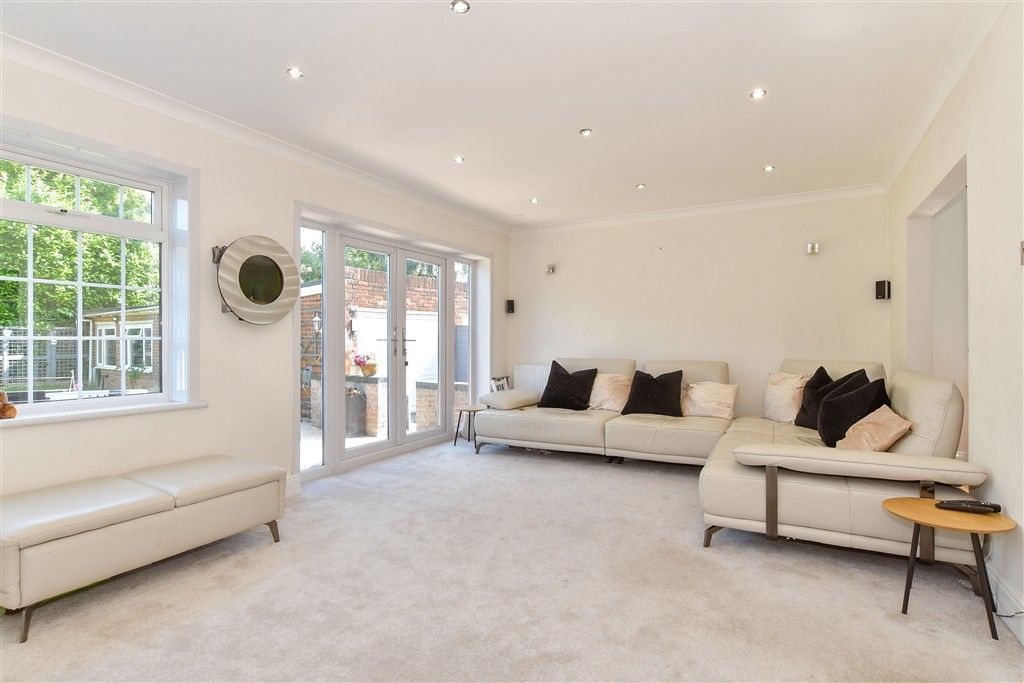 Property photo 2 of 11 Lounge