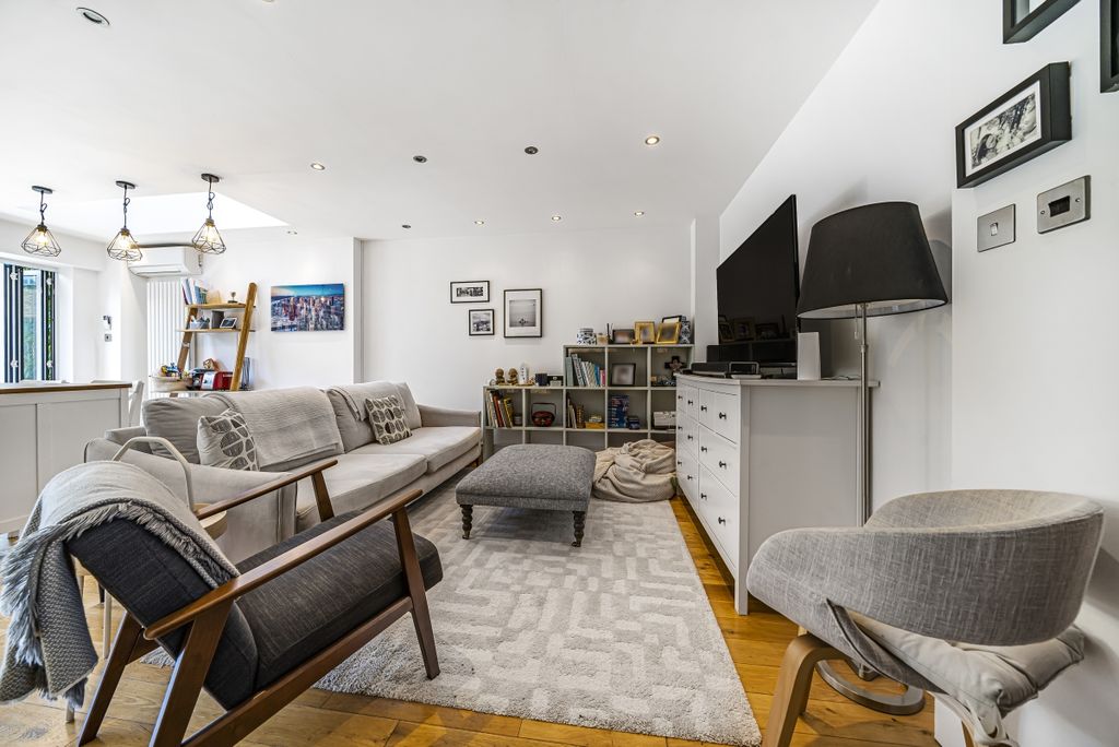 Property photo 3 of 14 989550 (2)
