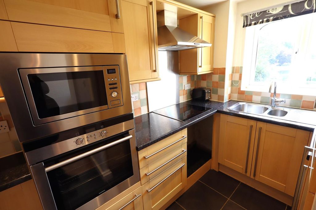 Property photo 3 of 6 Kitchen