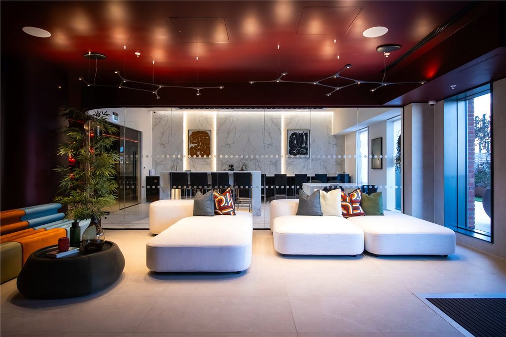 Property photo 3 of 32 Waterhouse Gardens