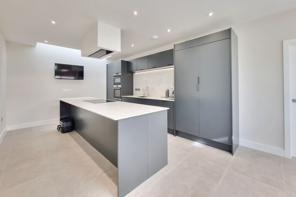 Property photo 3 of 32 20251024_142626