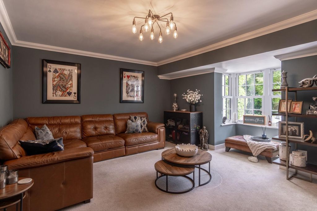 Property photo 3 of 23 Lounge