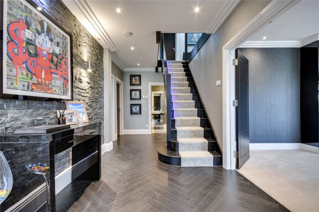 Property photo 2 of 29 Entrance Hall
