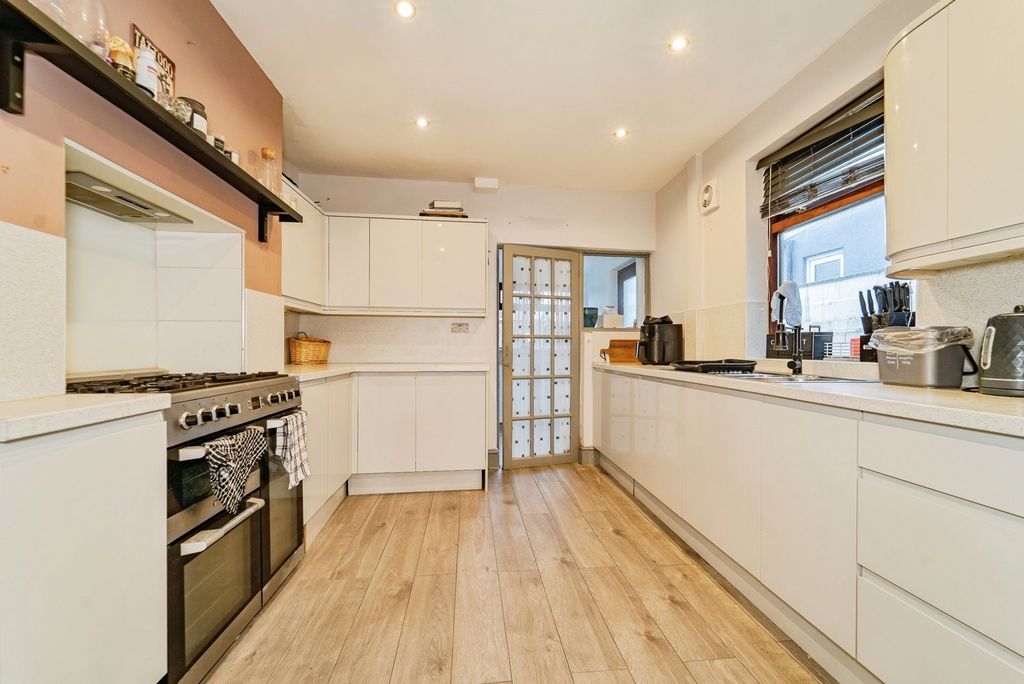 Property photo 3 of 20 Pbox-Img.Jpg