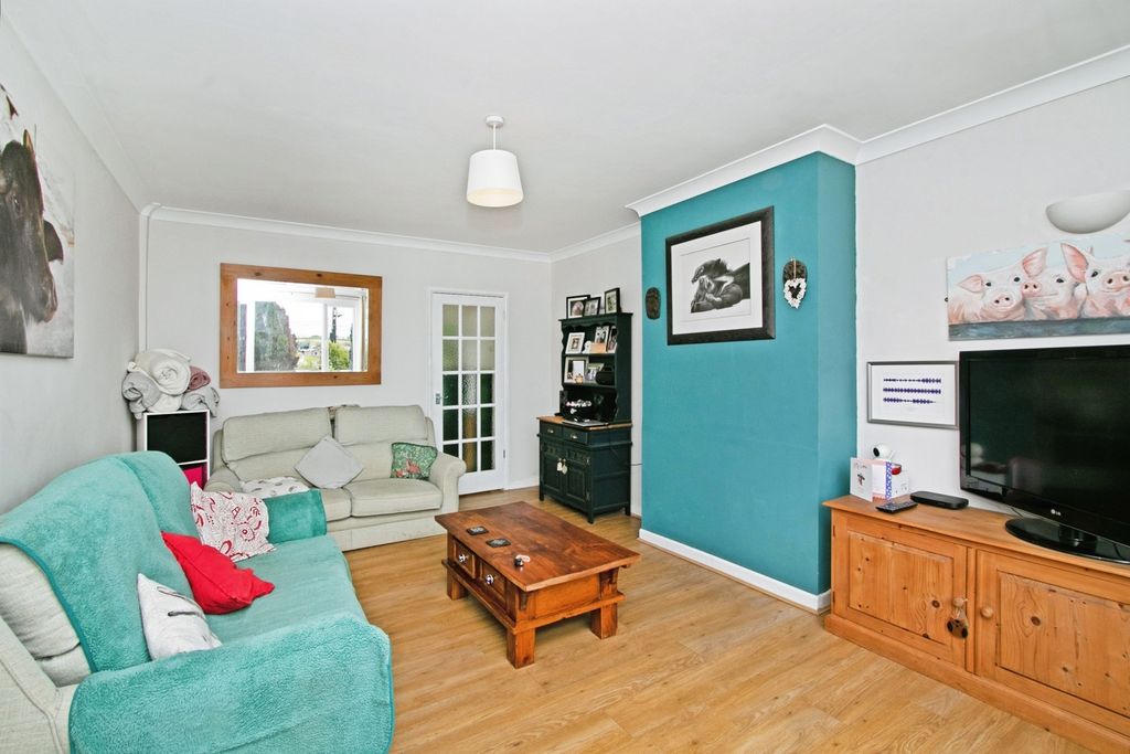 Property photo 3 of 13 Lounge