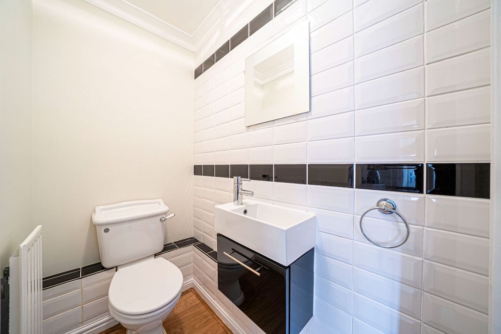 6 bed detached house for salePenton Corner, Andover SP11 photo 4