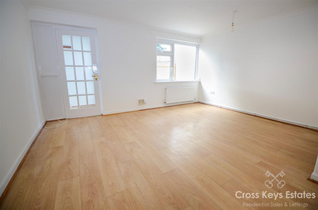 Property photo 2 of 18 Sitting Room