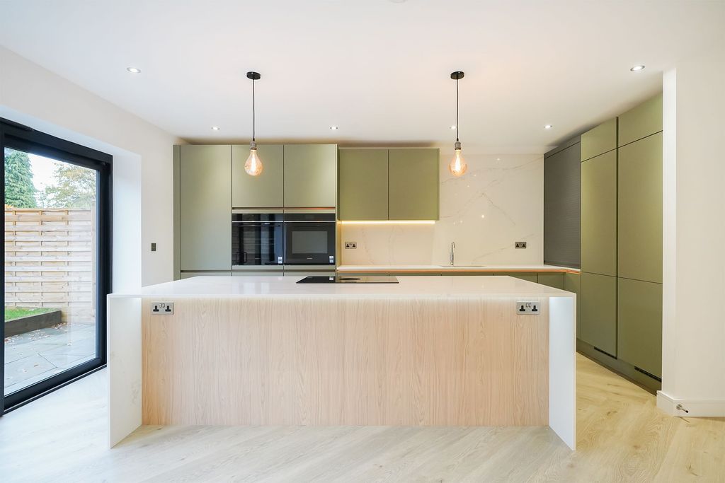 Property photo 3 of 27