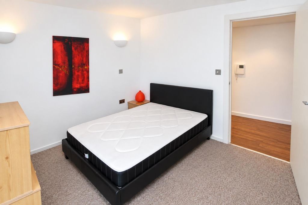 Property photo 2 of 10 Bright Modern Bedroom With A Comfortable Double Be...