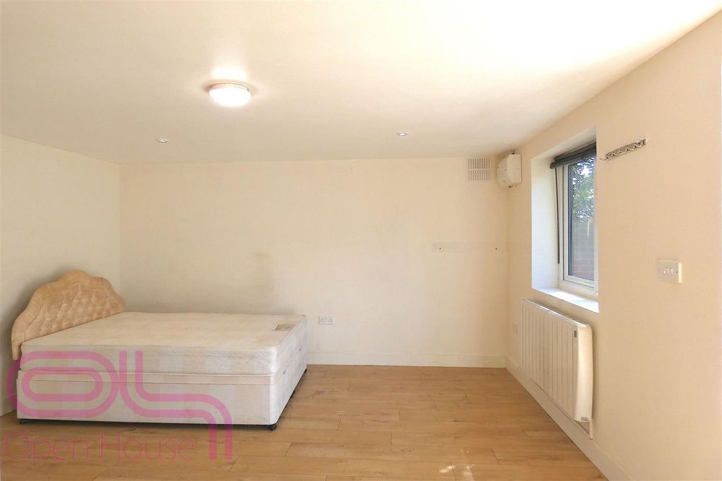 Property photo 2 of 6 Minterne Bedroom.Jpg